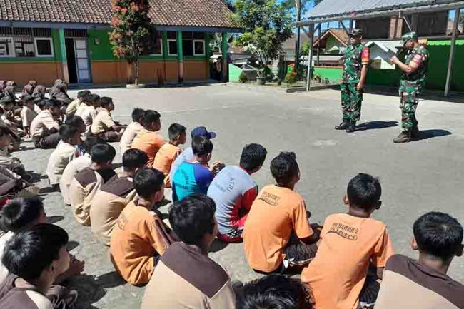Babinsa Berikan Materi Wasbang Dan PBB Pada MPLS SMP Negeri 3 Karangkobar