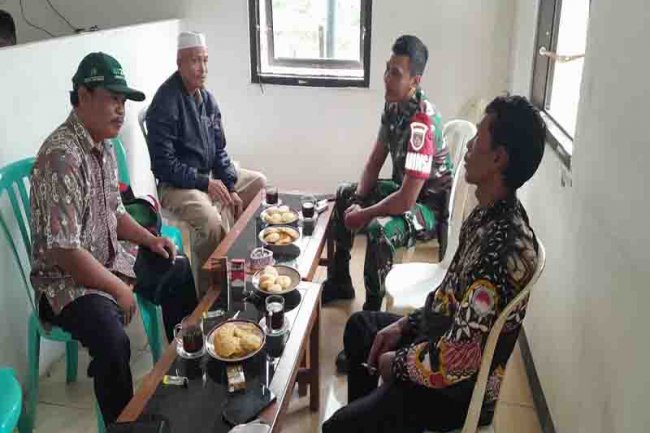 Tingkatkan Sinegeritas Wilayah Babinsa Koramil 04/Karangkobar Jalin Silaturahmi Dengan Kades Dan Perangkat