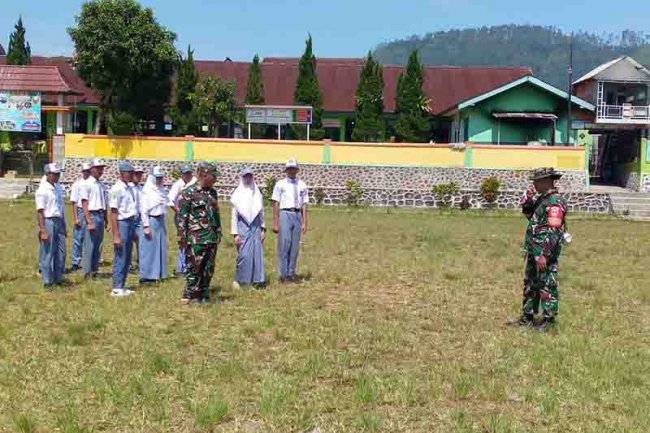 Sukseskan HUT RI Ke 78 Tingkat Kecamatan Babinsa Koramil 04 Karangkobar Latih Paskibra