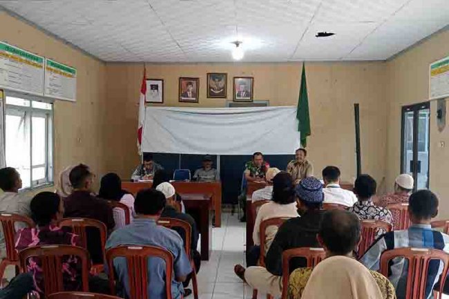 Babinsa Desa Ambal Serda Iwan Priyanto Hadiri Musyawarah Desa Khusus