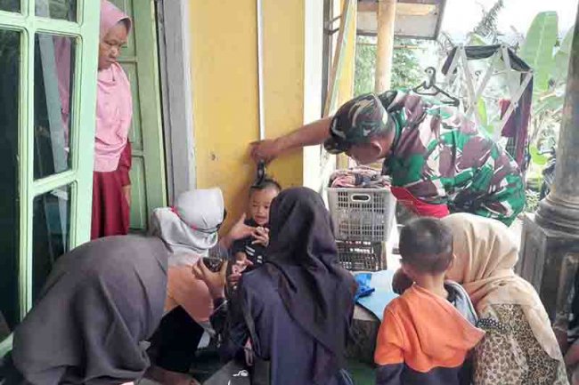 Wujudkan Balita Sehat Bebas Stunting Babinsa Koramil 04/Karangkobar Giat Pendampingan Posyandu Balita