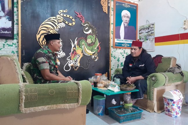 Jalin Sulaturahmi Babinsa Koramil 04/Karangkobar Komsos Dengan Pengasuh PP Rogo Jembangan