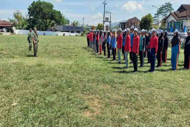 Babinsa Koramil 04/Karangkobar  Karangkobar Latih Paskibra Jelang HUT RI 78
