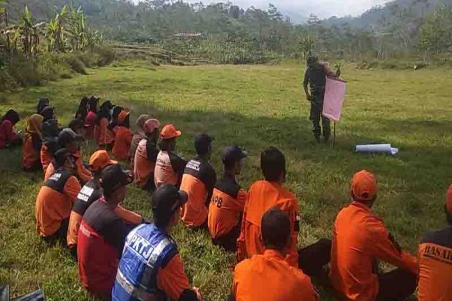 Hadapi Potensi Bencana Sertu Heru Karmanto Berikan Pelatihan Relawan Forum Destana Karangkobar