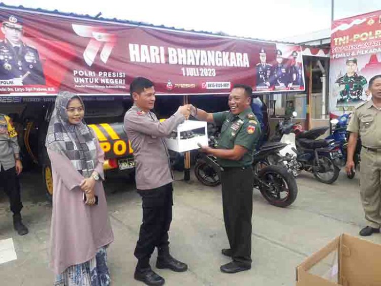 HUT Bhayangkara Ke 77, Danramil Bersama Anggota Dan Persit Grebeg Polsek Karangkobar Beri Suprais Kue Ultah