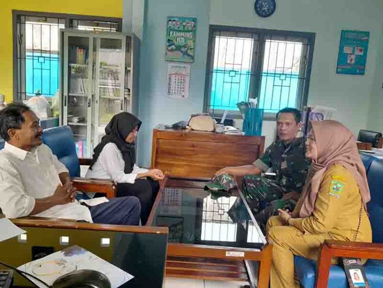 Babinsa Koramil 04/Karangkobar Jalin Komsos dengan Kepala UPT KB Karangkobar