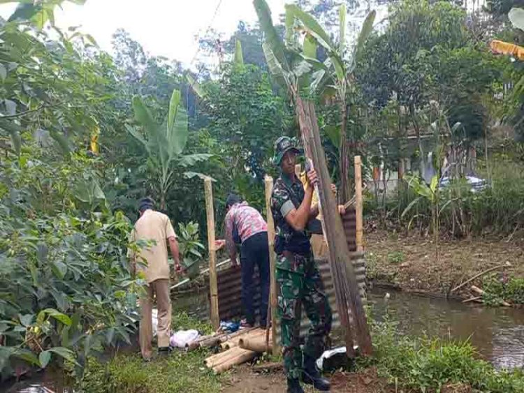 Ciptakan Lingkungan Sehat Bebas Stunting,Danramil Bersama Forkopincam Dan Puskesmas Bongkor Jamban Di Atas Kolam