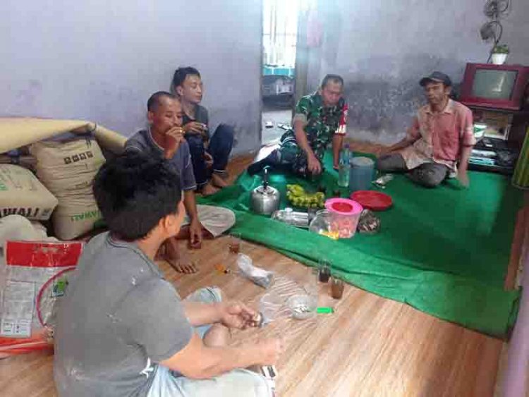 Wujudkan Kedekatan Babinsa Serda Iwan Priyanto Laksanakan Komsos Dengan Warga Binaan
