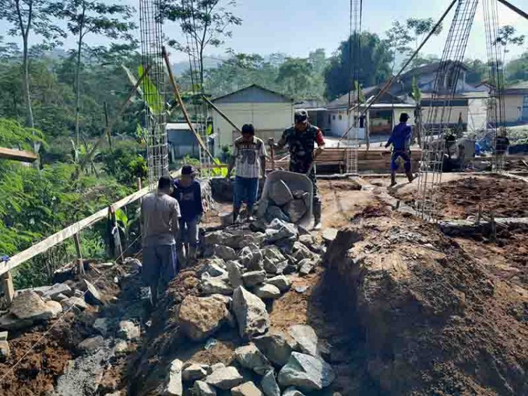 Babinsa Bersama Warga Kerja Bakti Pemasangan Pondasi Gedung MWC NU Karangkobar