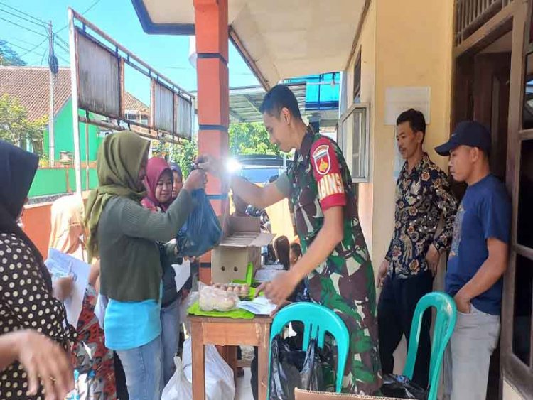 Pengentasan Stunting, Babinsa Koramil 04/Karangkobar Dampingi Distribusi Bantuan Daging Dan Telur  Di Desa Slatri