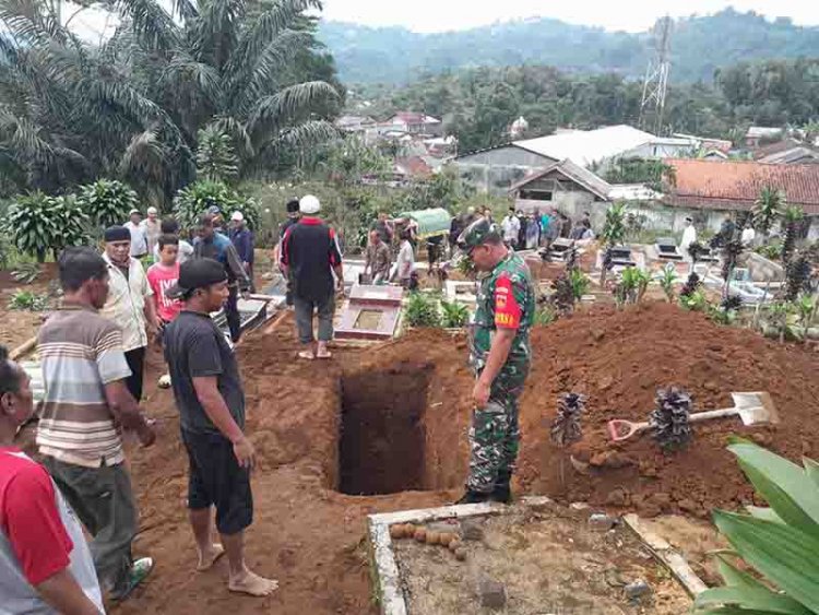 Turut Berbela Sungkawa, Babinsa Koramil 04/Karangkobar Takziah di Rumah Duka