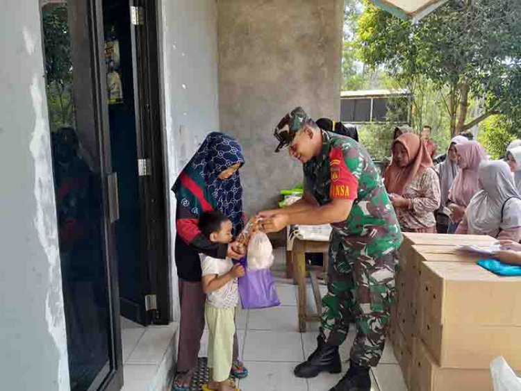 Babinsa Bantu Percepatan Distribusi Daging dan telur Ayam Program Pengentasan Stunting
