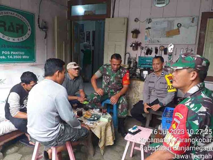 Jalain Sulaturahmi Babinsa Koramil 04 Karangkobar Jalin Komsos Dengan Warga Dan Relawan