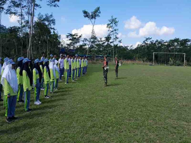MPLS SMK Ma'arif NU 1 Karangkobar Babinsa Berikan Materi Wasbang dan Bela Negara