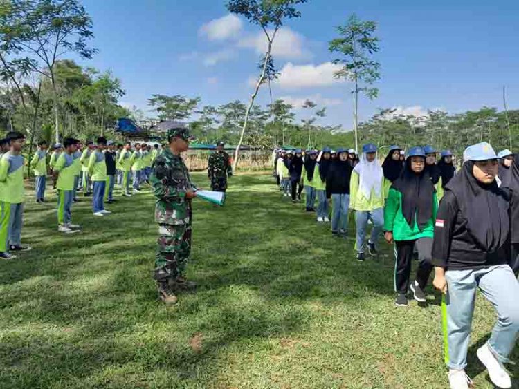 Babinsa Mengisi Kegiatan MPLS di Sekolah Tingkat SLTA Guna Bentuk  Karakter Generasi Muda yang Mumpuni