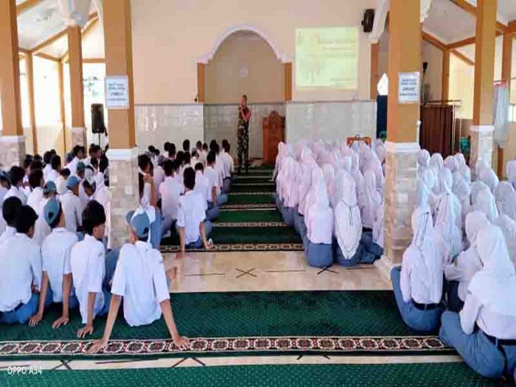 Pekan Disiplin Siswa Babinsa Latih PBB Dan Wasbang SMA Negeri 1 Karangkobar