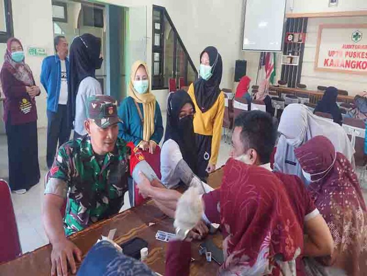 Mewakili Danramil Babinsa Hadiri Tes Kebugaran Dengan Metode Rockport Di UPT Puskesmas Karangkobar