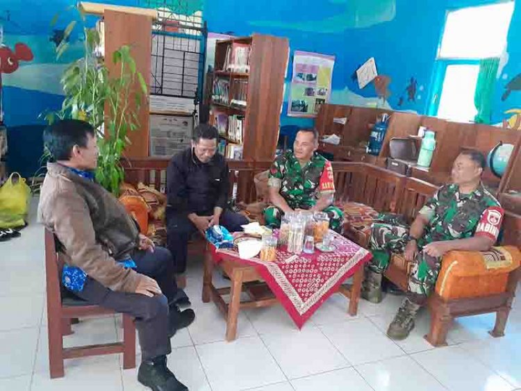 Tingkatkan Silaturahmi Babinsa Melaksanakan Komsos Dengan Para Guru SMP N 3 Karangkobar