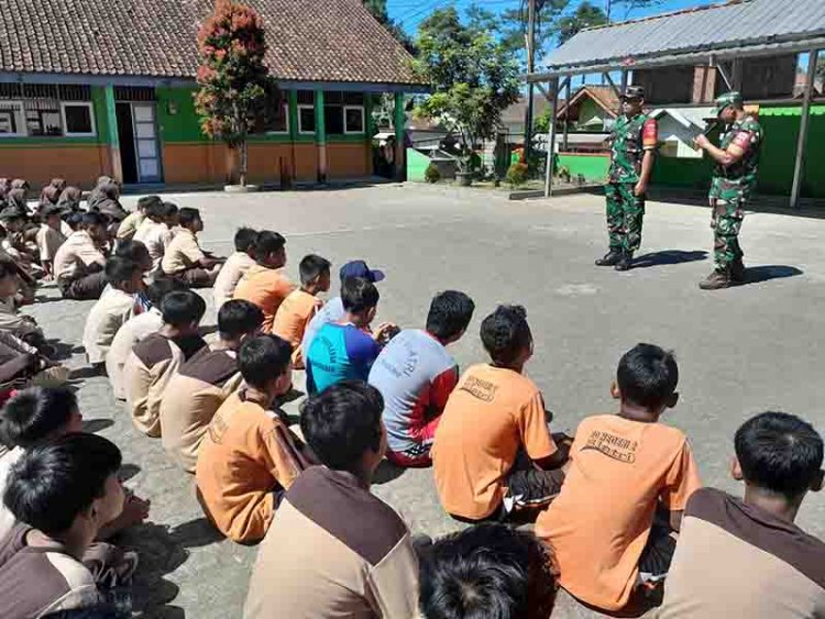 Babinsa Berikan Materi Wasbang Dan PBB Pada MPLS SMP Negeri 3 Karangkobar