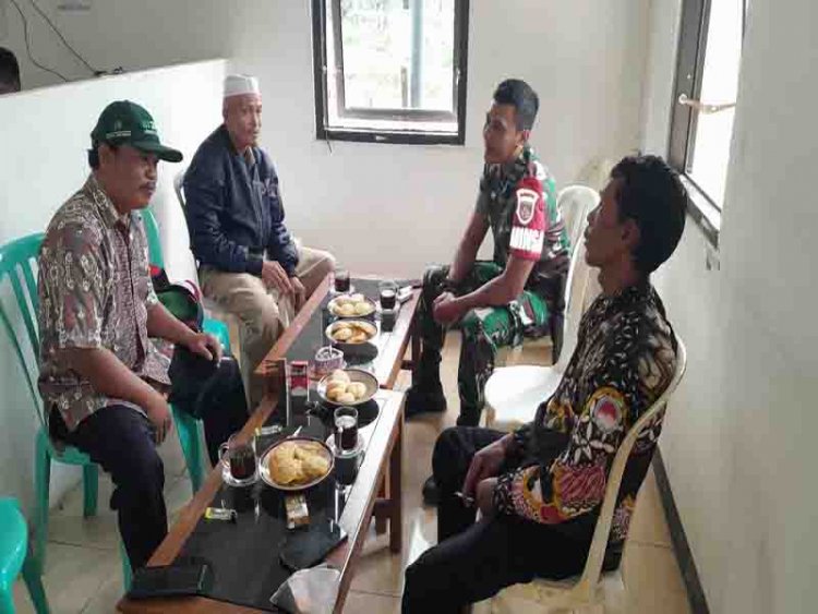 Tingkatkan Sinegeritas Wilayah Babinsa Koramil 04/Karangkobar Jalin Silaturahmi Dengan Kades Dan Perangkat
