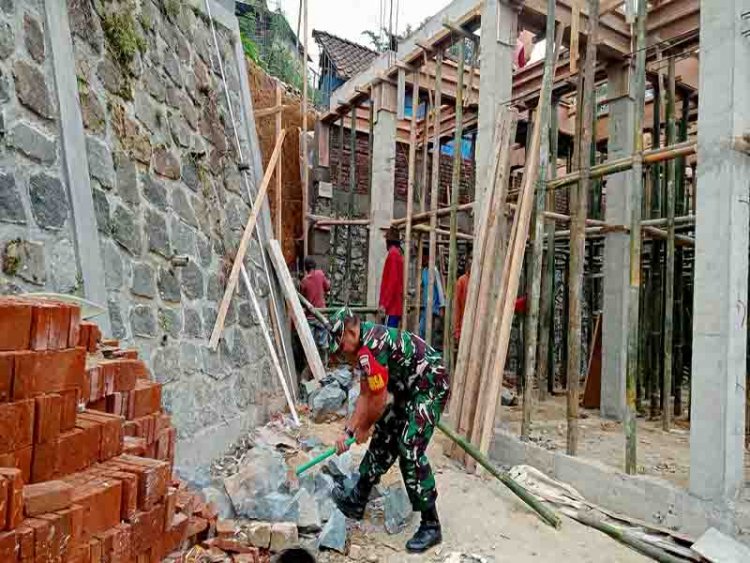 Bekerja Dengan Hati Babinsa Koramil 04/Karangkobar Serka Purnomo Bantu Warga Bangun Musollah