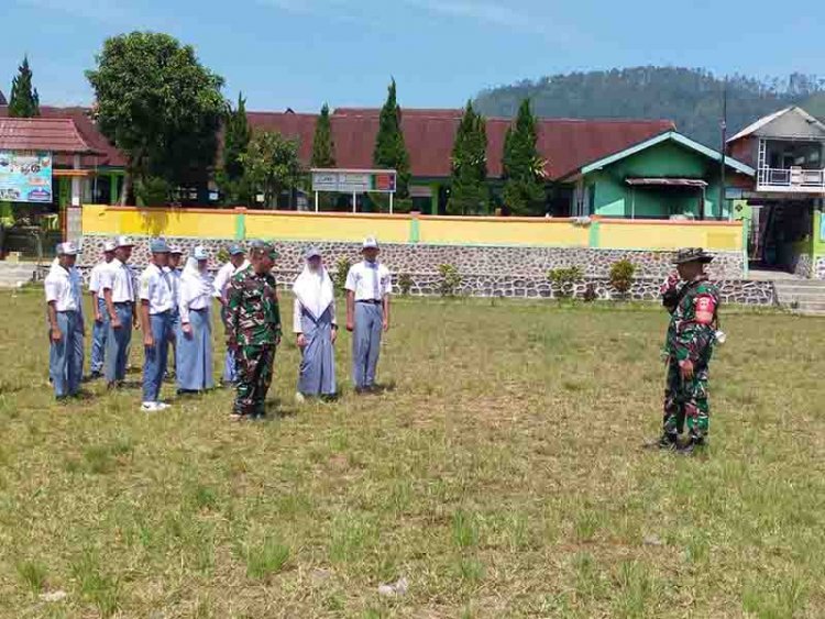 Sukseskan HUT RI Ke 78 Tingkat Kecamatan Babinsa Koramil 04 Karangkobar Latih Paskibra