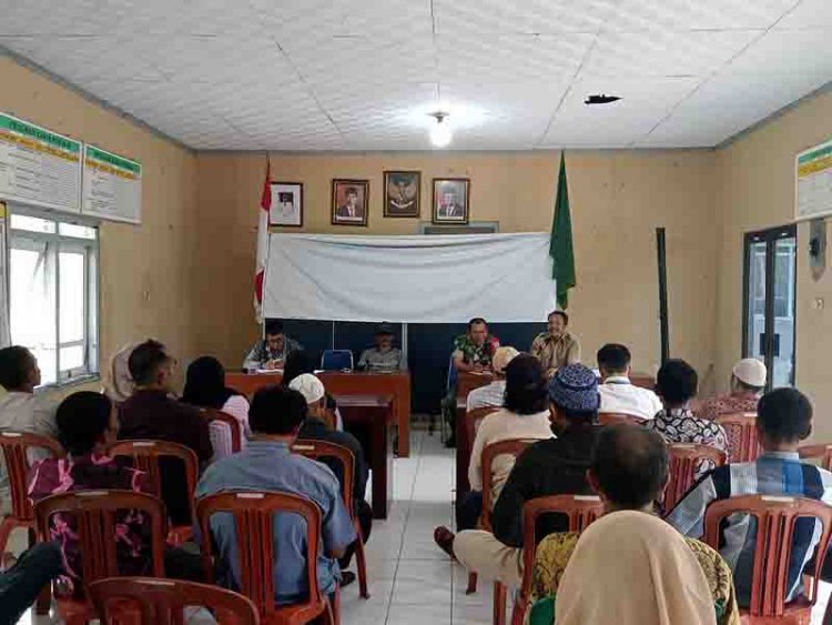 Babinsa Desa Ambal Serda Iwan Priyanto Hadiri Musyawarah Desa Khusus