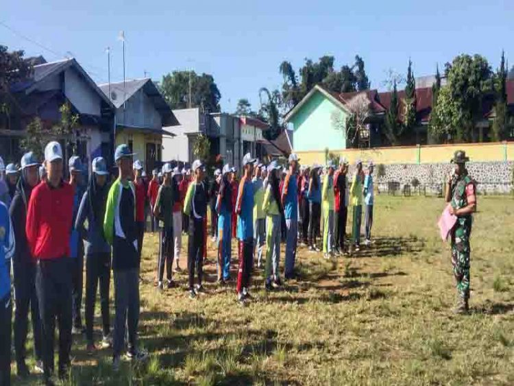 Babinsa Koramil 04 Karangkobar Bersama Bhabinkamtibmas Karangkobar Latih Paskibra Jelang HUT RI 78