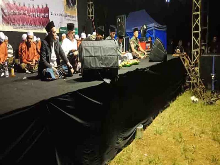 Mewakili Danramil Babinsa Koramil 04/Karangkobar Hadiri Undangan Desa Binangun Bersholawat