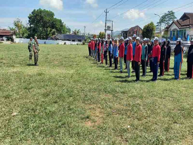 Babinsa Koramil 04/Karangkobar  Karangkobar Latih Paskibra Jelang HUT RI 78
