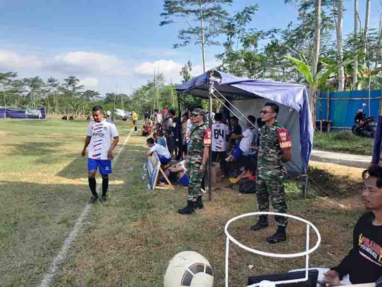 Babinsa Koramil 04 Karangkobar Berikan Pengamanan Pelaksanaan Pertandingan Turnamen Sepak Bola
