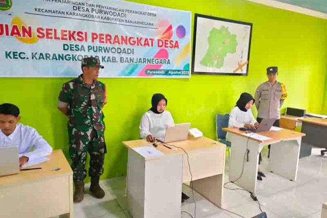 Mewakili Danramil Sertu Heru Karmanto Pantau Langsung Ujian Bakal Calon Perangkat Desa Purwodadi