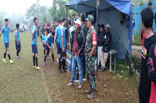 Babinsa Bersama Bhabinkamtibmas Karangkobat Giat Pengamanan Turnamen Sepak Bola Porcam Cup