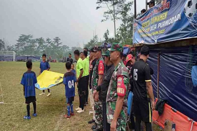 Babinsa Koramil 04/Karangkobar  Giat Pengamanan Turnamen Sepak Bola