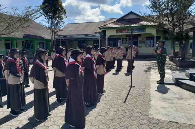 Babinsa Berikan Pendidikan Latihan Dasar Kepemimpinan SDIT Hajar Askolani Karangkobar