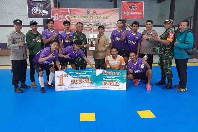 Danramil 04/Karangkobar Serahkan Piala Juara Turnamen Futsal Dalam Rangka HUT RI Ke 78
