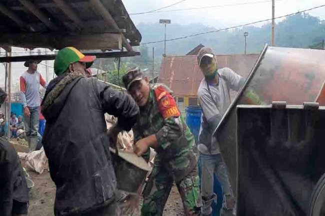 Sebagai Bentuk Kepedulian TNI, Babinsa Koramil 04/Karangkobar Bantu Cor Rumah Warga