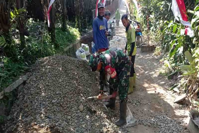 Hadir Untuk Warga Babinsa Koramil 04/Karangkobar Bantu Kerja Bakti Pengecoran Jalan Usaha Tani