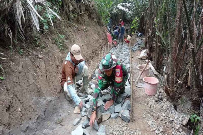Babinsa Koramil 04/Karangkobar Bersama Warga Kerja Bakti Pembangunan Makadam Jalan Usaha Tani