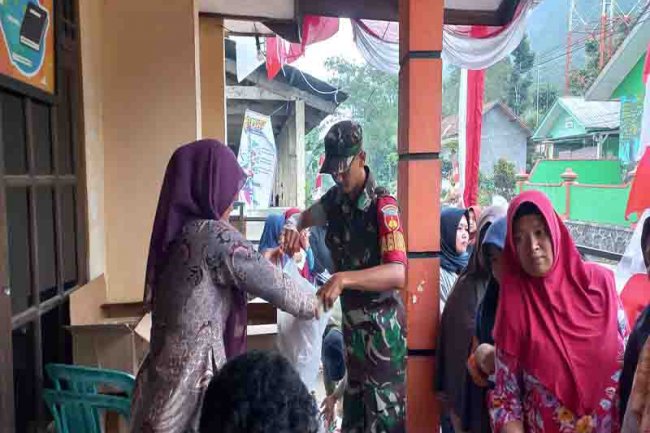 Babinsa Bantu Pendistribusian Daging dan telur Ayam Program Pengentasan Stunting