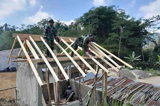Satgas Pra TMMD Kodim 0704/Banjarnegara Bersama Warga Bangun Poskamling