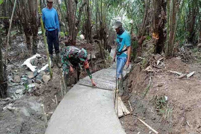 Babinsa Koramil 04/Karangkobar Gotong Royong Dengan Warga Pengecoran Jalan Usaha Tani