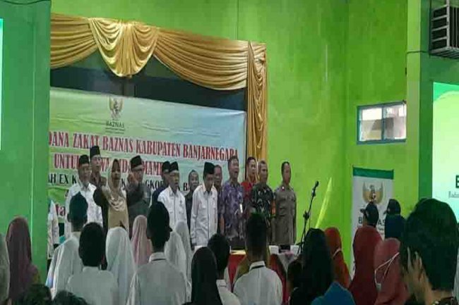 Bati Tuut Hadiri Pentasharufan Dana Zakat Baznas Kabupaten Banjarnegara Bagi Siswa Tidak Mampu