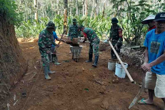 Babinsa Bersama Warga Ratakan Jalan Dalam Pra TMMD Sengkuyung Ke 118 Kodim 0704/Banjarnegara