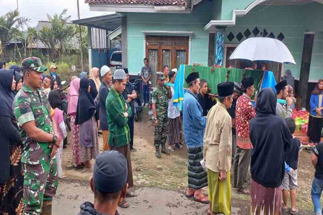 Danramil 04/Karangkobar Beserta Anggota Takziah Meninggalnya Orang Tua Anggota