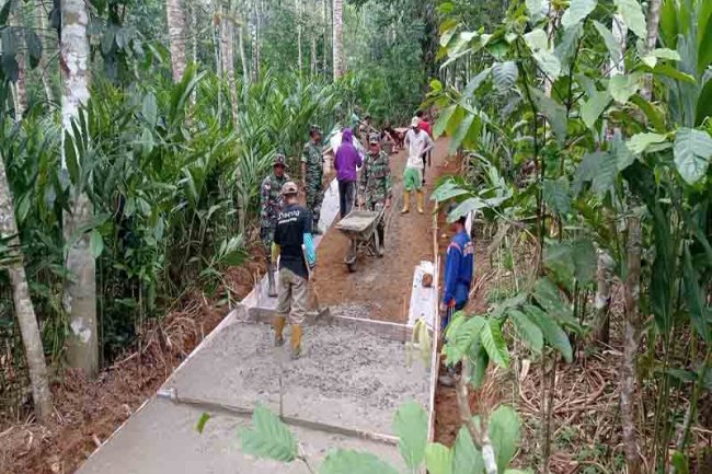 Danràmil Pantau Langsung Giat Pengecoran Jalan Pra TMMD Kodim 0704/Banjarnegara