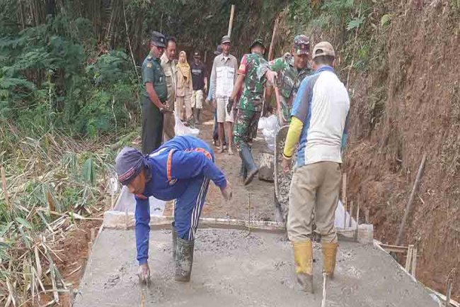 Koramil Bersama Warga Laksanakan Pra TMMD Sengkuyung Tahap Ill Desa Ambal
