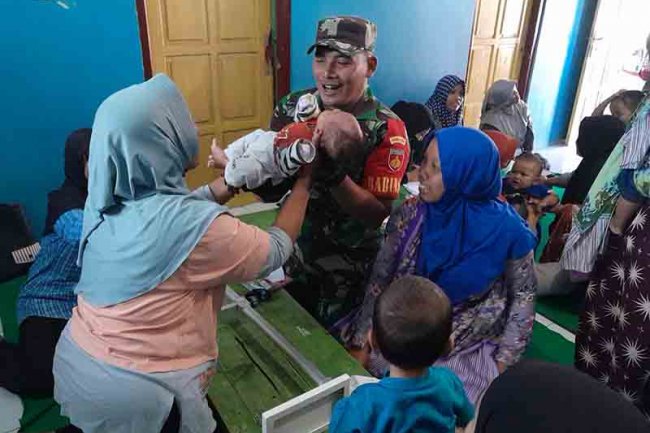 Bentuk Kepedulian Kesehatan Balita, Babinsa Koramil 04/Karangkobar Dampingi Posyandu Balita
