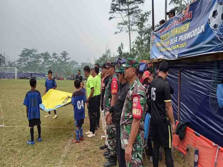 Babinsa Koramil 04/Karangkobar  Giat Pengamanan Turnamen Sepak Bola