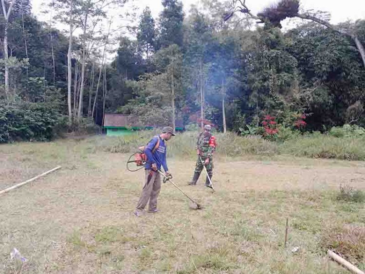 Siapkan Perlombaan HUT RI Ke 78 Babinsa Koramil 04/Karangkobar Bantu Warga Bersihkan Lapangan